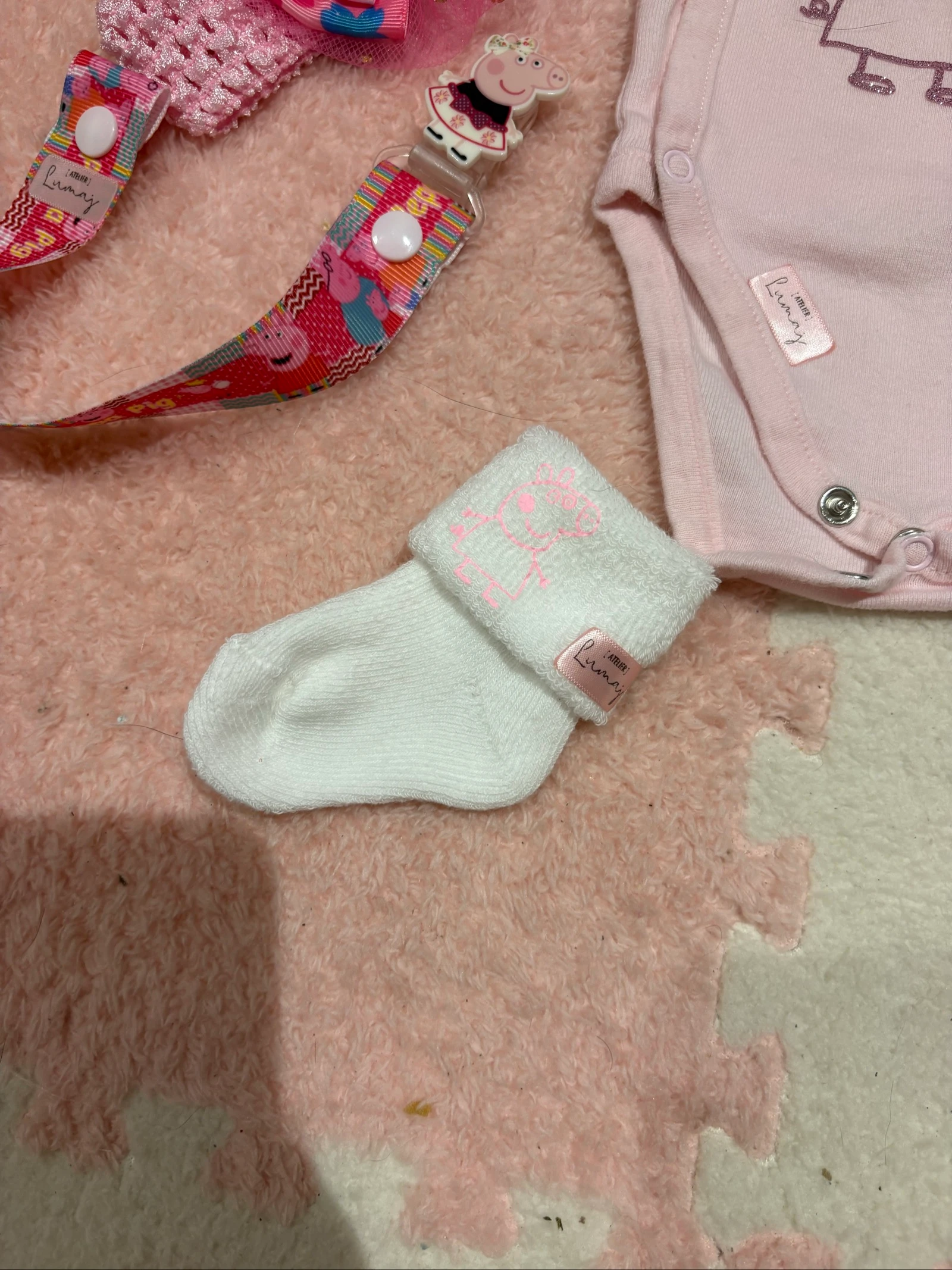 Ensemble bébé – Body + bavoir + attache tétine + bandeau + chaussettes – photo 5